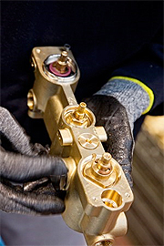 maestranze-al-lavoro-su-un-prodotto-made-in-italy-01 maestranze-al-lavoro-su-un-prodotto-made-in-italy-01