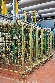 maestranze-al-lavoro-su-un-prodotto-made-in-italy-02 maestranze-al-lavoro-su-un-prodotto-made-in-italy-02